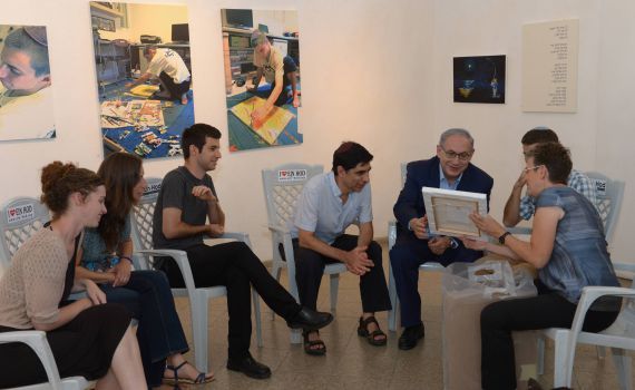 נתניהו ביקר בתערוכת הציורים של הדר גולדין