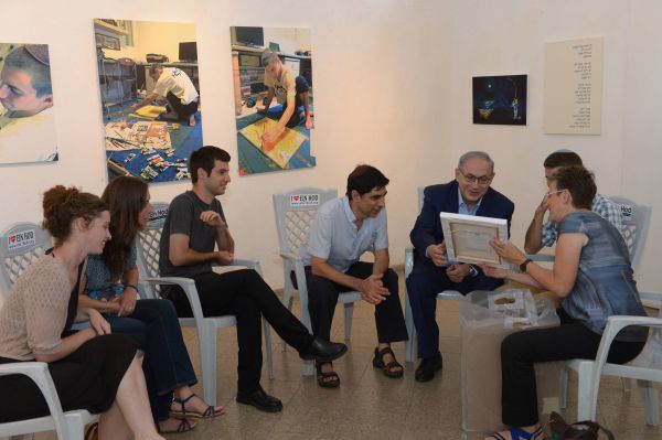 נתניהו ביקר בתערוכת הציורים של הדר גולדין