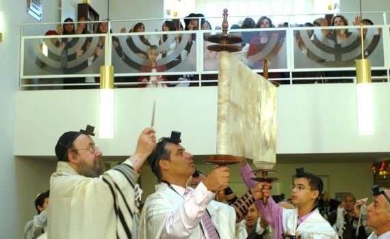 סקר: מי העדה שהכי תורמת לבית הכנסת?