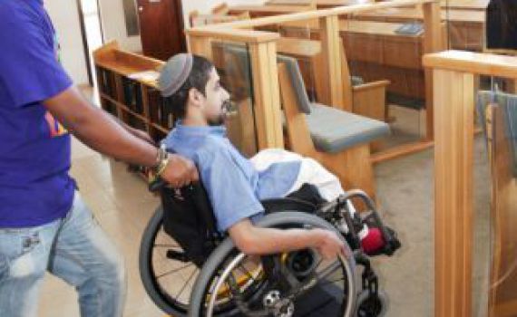 האם בית הכנסת שלכם מונגש לנכים?