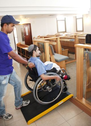 האם בית הכנסת שלכם מונגש לנכים?