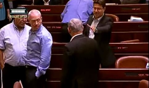 זו השיחה שגרמה לאקוניס להחזיר את המפתחות?