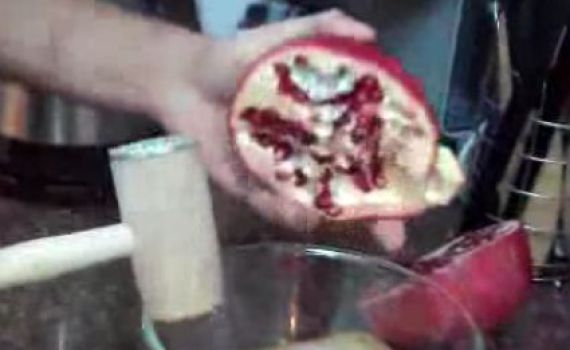 עם פטיש שניצלים; כך תקלפו רימון בקלות