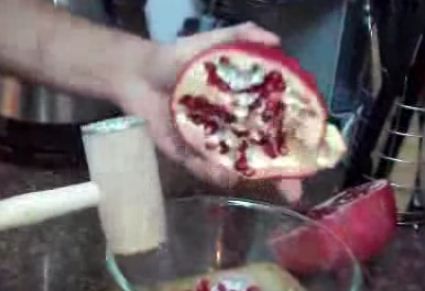 עם פטיש שניצלים; כך תקלפו רימון בקלות