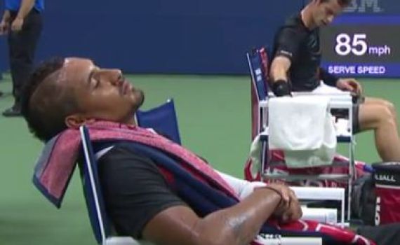 נכנע לעייפות? השחקן נמנם באמצע משחק