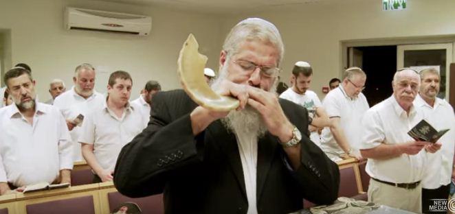 'מקדש מעט', פרק 2: בית הכנסת של קהילת 'גן אור'