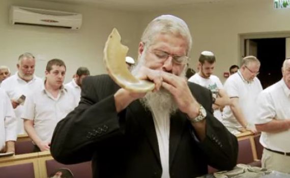 'מקדש מעט', פרק 2: בית הכנסת של קהילת 'גן אור'