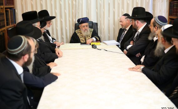 הרב יצחק יוסף לדיינים החדשים: חפשו איפה אפשר להתיר