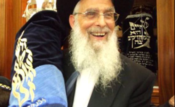 הרב אריאל נגד הכנסת ס"ת במעמד "הקהל"