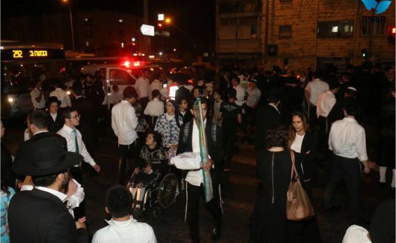 ירושלים: רכב פגע בשני הולכי רגל בצומת בר אילן