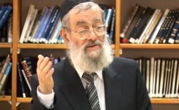 הרב צוריאל: "יש להחזיק טובה לעולים להר הבית"