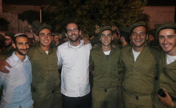 מאותה כיתה בפריז לאותה מחלקה בצנחנים