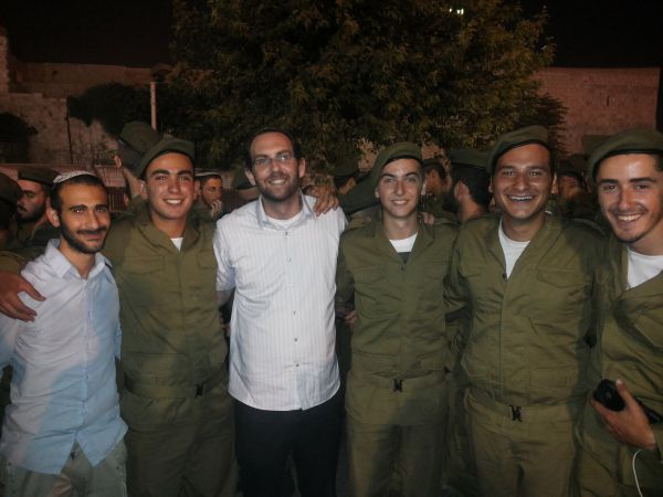 מאותה כיתה בפריז לאותה מחלקה בצנחנים