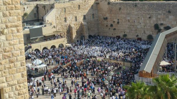 רבבות השתתפו בברכת הכהנים בכותל המערבי