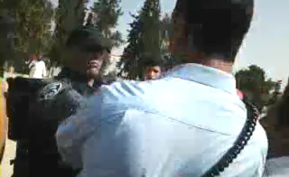 מהומה בהר הבית: איש וואקף תקף שוטר. צפו