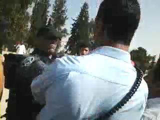 מהומה בהר הבית: איש וואקף תקף שוטר. צפו