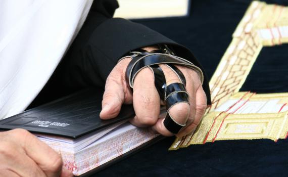 שו"ת: אברך מכר רצועות תפילין פסולות, מה דינו?