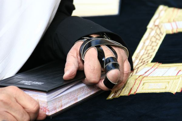 שו"ת: אברך מכר רצועות תפילין פסולות, מה דינו?