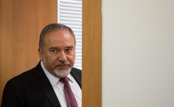 גלאון לליברמן: "אבסורד שאתה עדיין לא בכלא"