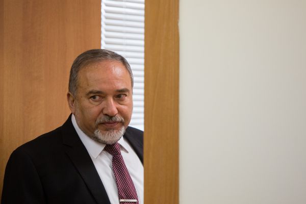 גלאון לליברמן: "אבסורד שאתה עדיין לא בכלא"