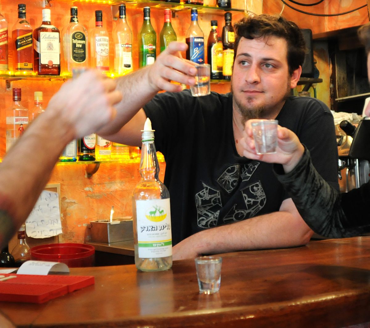 לחיים: בוטלה תוספת המס על הבירה והעראק