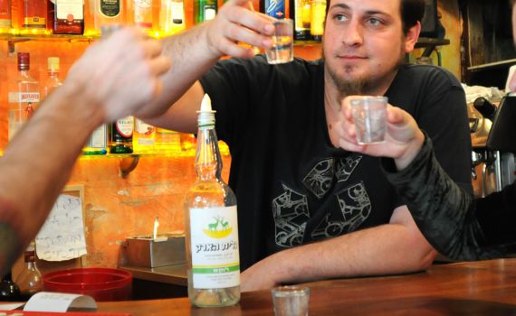 לחיים: בוטלה תוספת המס על הבירה והעראק