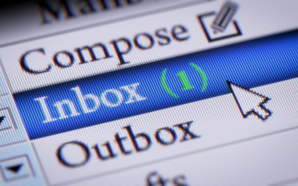 האם מותר לקרוא הודעות אימייל בחול המועד?