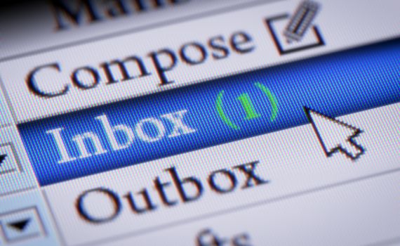 האם מותר לקרוא הודעות אימייל בחול המועד?