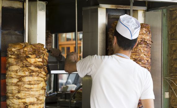 לספרדים יש בעיה לקנות שווארמה כשהמוכר ערבי