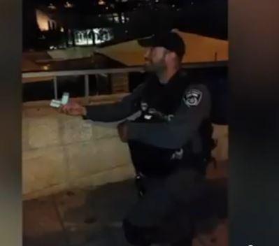 הלוחם ניצל את הרגיעה והציע נישואין לשוטרת