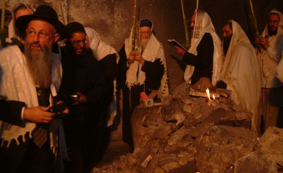 תמונה נדירה: הרב מרדכי אליהו זצ"ל בקבר יוסף