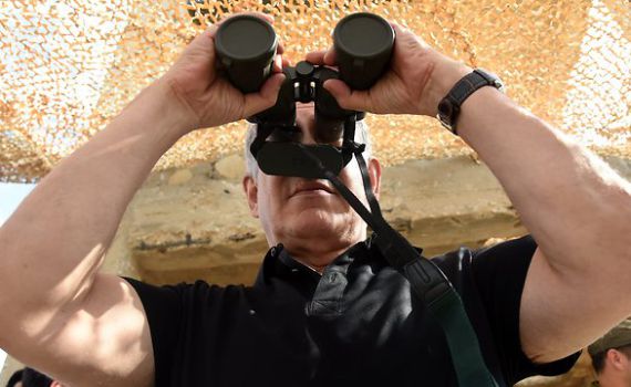 הפאדיחה של נתניהו: הצטלם כמו עמיר פרץ