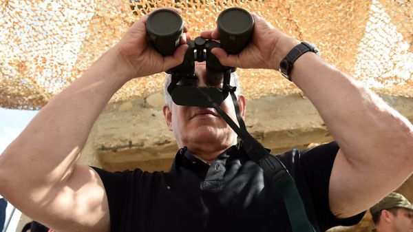 הפאדיחה של נתניהו: הצטלם כמו עמיר פרץ