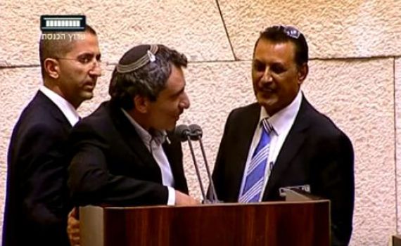 "אני הריבון"; צפו בטיבי מעיף את אלקין מהדוכן