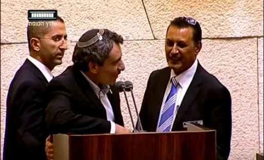 "אני הריבון"; צפו בטיבי מעיף את אלקין מהדוכן