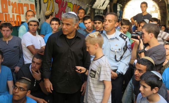 צפו: יאיר לפיד בדבר תורה על ברכת "יוצר אור"