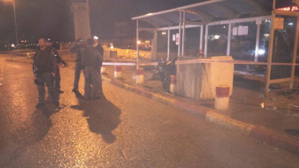 פיגוע דקירה בצומת הגוש; שני מחבלים חוסלו