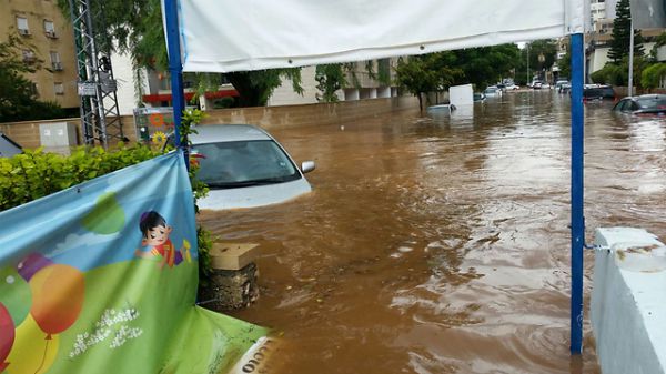 רעננה מוצפת; בנט ביקש סיוע מגדעון סער