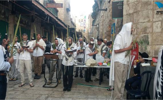 עשרות יהודים הגיעו לתפילת שחרית במקום הרצח