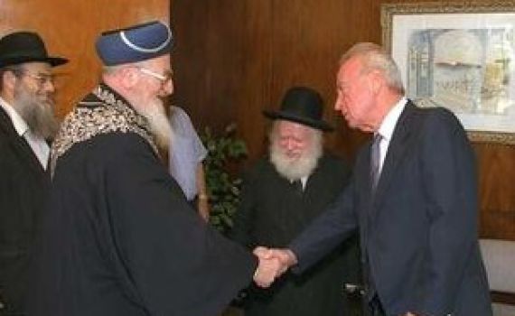 צפו: הרב מרדכי אליהו מספר על המברק המפתיע מרבין