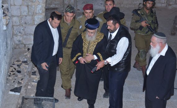 הרב יוסף והרב לבנון בקבר יוסף: "פעילות של דאעש"