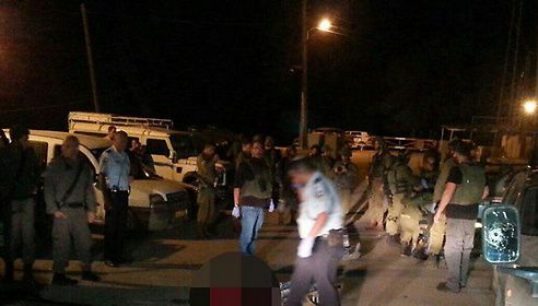 יצאו מרכבם בעקבות יידוי אבנים ונדרסו