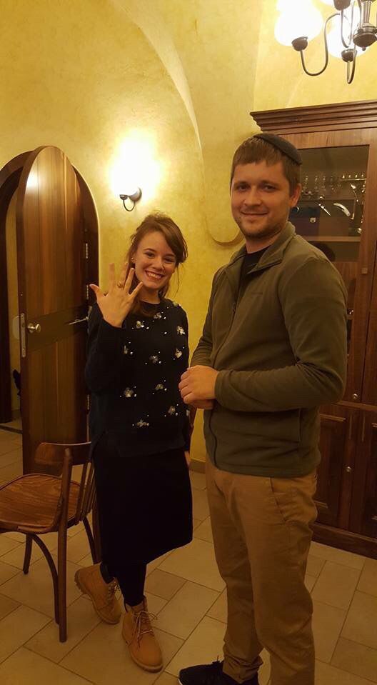 מרגש: הניצול חזר למקום הפיגוע והציע נישואין; צפו