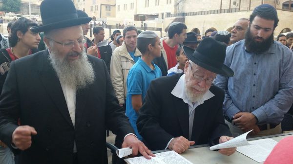 הרב אליהו והרב דב ליאור צעדו למקום הפיגוע; תיעוד