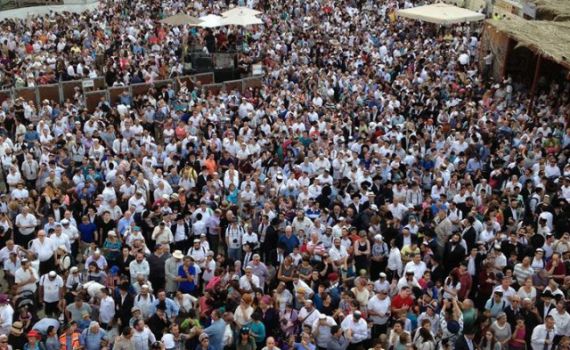 רבבות במעמד 'הקהל' בכותל המערבי