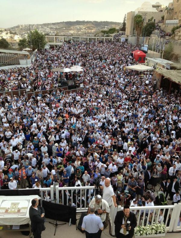 רבבות במעמד 'הקהל' בכותל המערבי