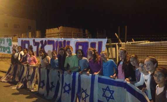 בישוב נריה קיבלו את בני משפחת הנקין בשרשרת אנושית