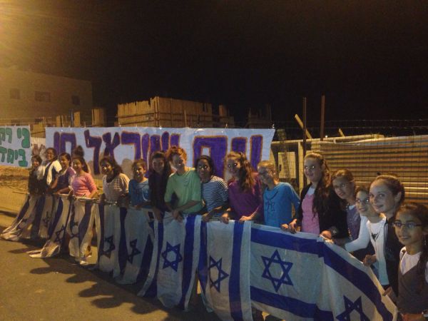 בישוב נריה קיבלו את בני משפחת הנקין בשרשרת אנושית