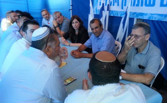 חוטובלי הצטרפה למאהל המחאה נגד נתניהו