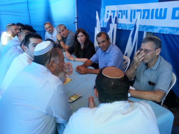 חוטובלי הצטרפה למאהל המחאה נגד נתניהו